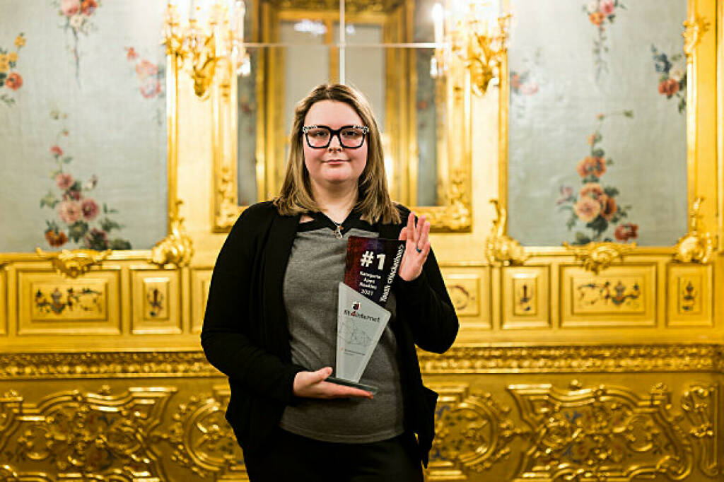 A1 Lehrlinge beim YOUTH HACKATHON AWARD gleich zweimal am Stockerl; A1 Lehrling Annalena freut sich © Christopher Bunker / BKAsehr über ihre Auszeichnung., © Aussender (03.02.2023) 