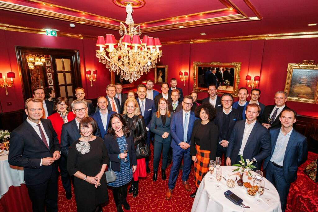 Institutionelle Wien auf LinkedIn: Christoph Boschan: It is already a cherished tradition of inviting ECM teams from all over Europe to Vienna for a dinner and personal exchange. Thanks to our important partners on the way to the stock exchange – equity is definitely in season again:
ABN AMRO Bank N.V. Alantra Baader Bank AG Berenberg BNP Paribas Citi Commerzbank AG Erste Group Goldman Sachs Jefferies J.P. Morgan Lilja & Co. NuWays AG Raiffeisen Bank International AG Societe Generale STJ Advisors Stifel Financial Corp. UniCredit WIENER PRIVATBANK SE  (04.02.2023)