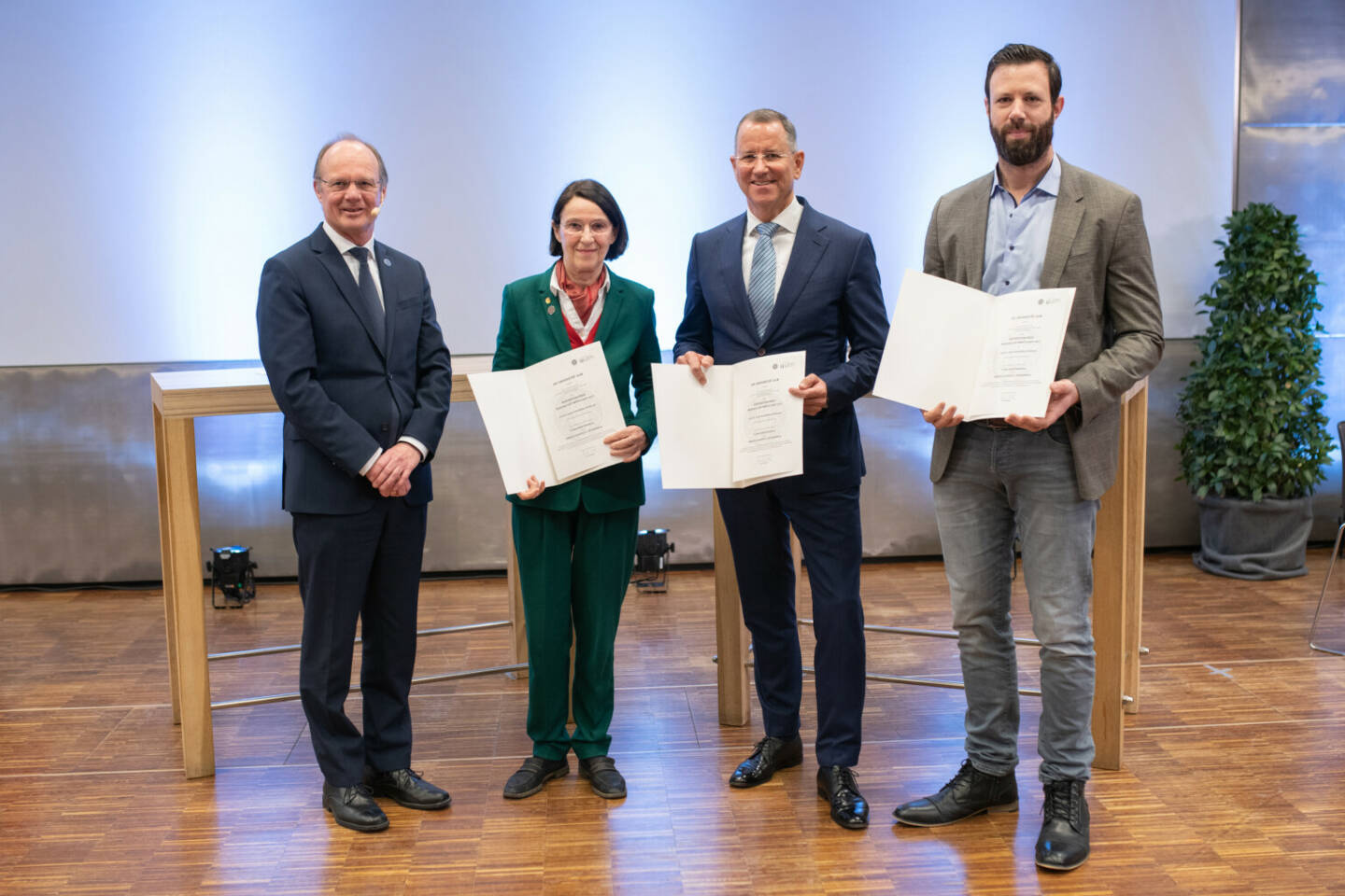 Stiftungspreis Wissenschaft-Wirtschaft 2022 würdigt Zusammen-arbeit der Universität Ulm mit Stammzellunternehmen RHEACELL; Im Bild von rechts nach links:Andreas Kluth und Christoph Ganss von der Firma RHEACELL, Karin Scharffetter-Kochanek vom Universitätsklinikum Ulm sowie Michael Weber von der Universität Ulm, der die Urkunden im Rahmen der Preisverleihung am 3.2.2023 überreichte. Fotocredit:RHEACELL GmbH und Co. KG