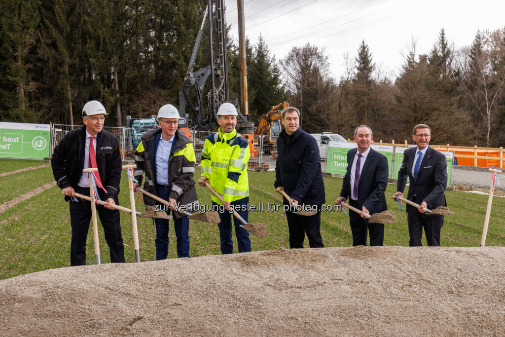 Austrian Power Grid AG: Spatenstich für 380-kV-Deutschlandleitung erfolgt, v.l.n.r. Thomas Karall (kaufm. Vorstand APG), Gerhard Christiner (techn. Vorstand APG), Tim Meyerjürgens (Geschäftsführer TenneT), Markus Söder (Ministerpräsident), Hubert Aiwanger (Wirtschaftsminister), Markus Achleitner (Wirtschaftslandesrat); Credit: TenneT, © Aussender (09.03.2023) 