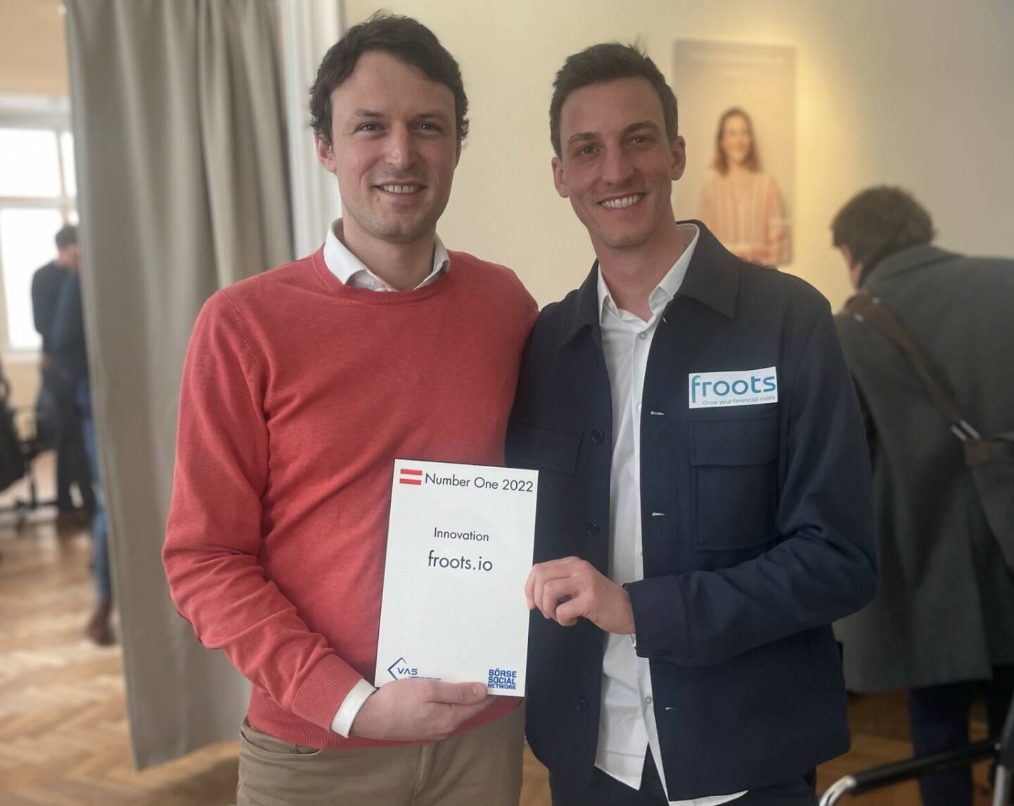 Gründer David Mayer-Heinisch und Investor Gregor Schlierenzauer übernehmen den Preis für den Number One Innovator 2022, den froots.io gewonnen hat