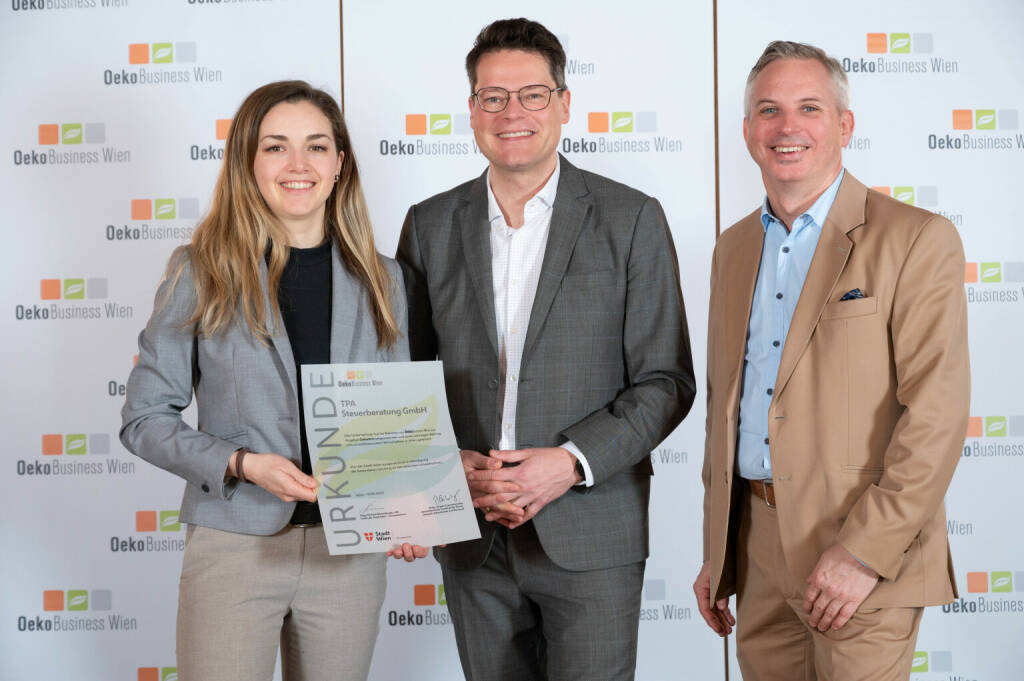 TPA Steuerberatung GmbH: OekoBusiness Wien: TPA Steuerberatung ausgezeichnet; Theresa Kühmayer und Jürgen Baumgartner von der TPA Steuerberatung bei der Verleihung durch Klimastadtrat Jürgen Czernohorszky (mitte) im Wiener Rathaus. Fotocredit:Frank Helmrich, © Aussendung (17.03.2023) 