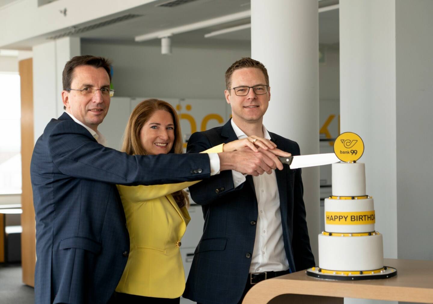 Am 1. April 2020 startete die Österreichische Post AG mit der bank99 ihr neues Finanzinstitut. Nun – drei Jahre später – zählt sie über 260.000 Kund*innen. Bernhard Achberger, Patricia Kasandziev und Bernhard Hohenegger (rechts) - das Vorstandsteam feiert den dritten Geburtstag der bank99. Credit: bank99