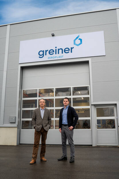 Greiner AG: Greiner kauft Zeroplast. Greiner Zeroplast entwickelt Alternativen zu heute gängigen Kunststoffen für den täglichen Gebrauch – etwa für Verpackungen. Das spritzgussfähige Material ist zu hundert Prozent nachhaltig sowie kreislauffähig und soll im nächsten Schritt zur Serienreife geführt werden, Im Bild v. l.: Erik I. Lippert, Geschäftsführer von Greiner Zeroplast, und Philipp Kranewitter, Head of Coporate Incubation bei Greiner Innoventures, vor dem Produktionsstandort von Greiner Zeroplast in Spillern (Niederösterreich). Fotocredit:Greiner AG, © Aussender (05.04.2023) 