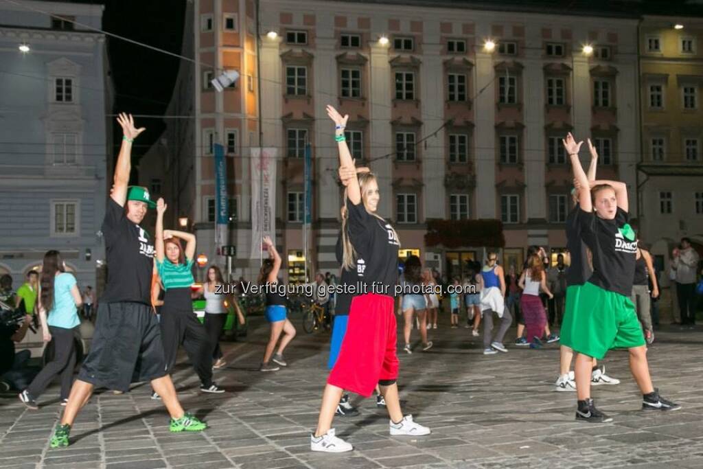 Hände hoch, Dancing Flashlight zur voestalpine Klangwolke, © mehr zur voestalpine Klangwolke unter <a href=