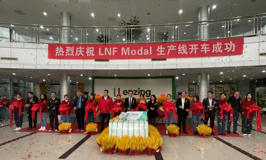 Fertigstellung der konvertierten Produktionslinie für TENCELTM Modalfasern mit einer jährlichen Kapazität von bis zu 35.000 Tonnen in China. Die feierliche Eröffnung der neuen Produktionslinie erfolgte am Dienstag, 18. April 2023, im Rahmen eines Kundenevents; Credit: Lenzing, © Aussender (18.04.2023) 