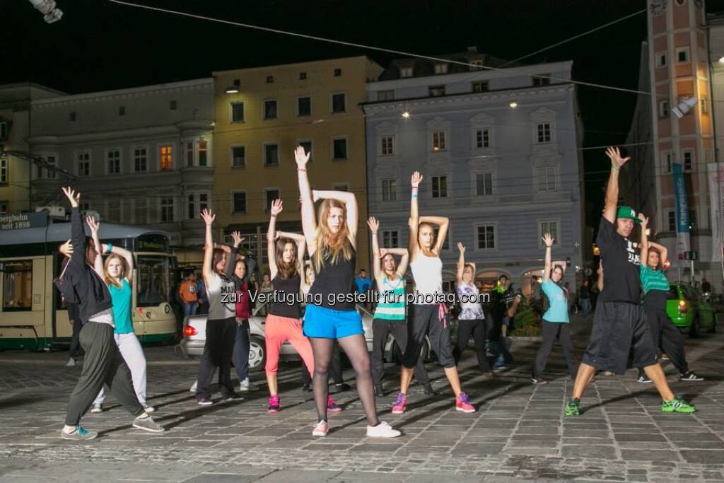 Hände hoch, Dancing Flashlight zur voestalpine Klangwolke, © mehr zur voestalpine Klangwolke unter <a href=