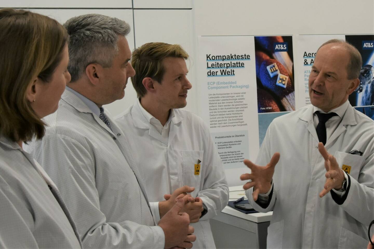 Bundeskanzler Karl Nehammer besuchte heute Leoben, um sich gemeinsam mit der steirischen Wirtschaftslandesrätin Barbara Eibinger-Miedl ein Bild vom neuen AT&S-Mikroelektronik-Kompetenzzentrum zu machen, das derzeit in Hinterberg entsteht. Die Forschungs- und Produktionsstätte für IC-Substrate, die bereits 2024 in Betrieb gehen wird, gilt als einer der bedeutendsten österreichischen und europäischen Beiträge zur globalen Mikrochipfertigung. Bild: 4: Von links nach rechts: Barbara Eibinger-Miedl, Karl Nehammer, Florian Titjung (AT&S Director Core Operations), Andreas Gerstenmayer; Foto Credits: AT&S / Christoph Heigl
