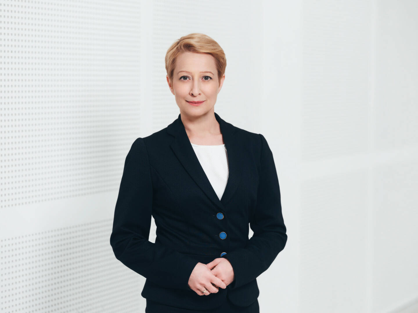Die DONAU Versicherung möchte ihr Vertriebsteam auf 600 Personen erweitern. Was macht die Arbeit bei der DONAU so besonders und warum lohnt es sich, Teil des Teams zu werden? Vertriebsmitarbeiter:innen aus ganz Österreich geben im Rahmen einer Recruiting-Kampagne Antworten auf diese Fragen und sprechen über ihre persönlichen Beweggründe, bei einer der attraktivsten Arbeitgeberinnen Österreichs beschäftigt zu sein. im Bild: Judit Havasi, Vorstandsvorsitzende der DONAU Versicherung, Foto: Ian Ehm