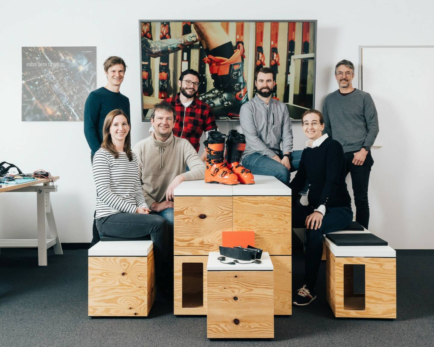 Houska-Preis 2023: Elisabeth Häusler von der Salzburg Research Forschungsgesellschaft überzeugte die Fachgremien in der Kategorie Außeruniversitäre Forschung mit dem Connected Boot zur Bewertung der Qualität des Skifahrens. im Bild: Elisabeth Häusler (2.v.r.) mit Forschungsteam Foto: Gregor Hofbauer