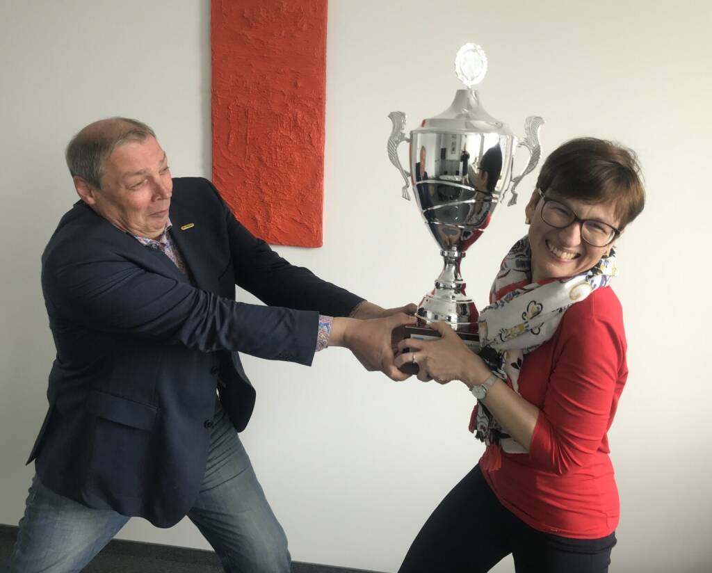 Mit Hannes Roither (Palfinger) und Nina Higatzberger (VIG), die gerade um den Wanderpokal des Aktienturniers fighten (28.04.2023) 