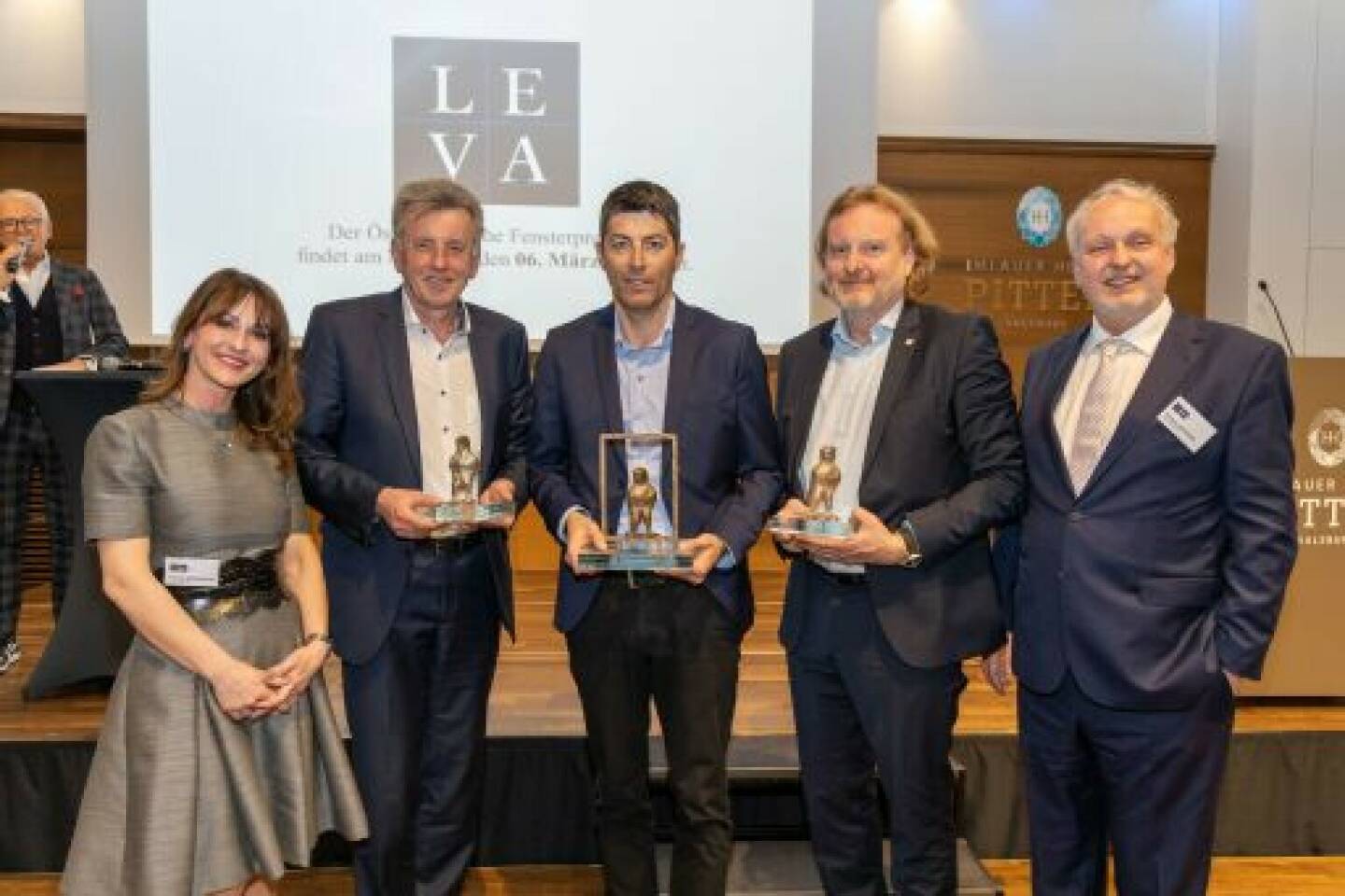 Rekord Fenster, Gaulhofer und Alusommer gewinnen LEVA 2023: BRANCHENRADAR.com Marktanalyse verlieh zum zweiten Mal den österreichischen Fensterpreis für die Bestperformer der Fensterindustrie. Foto: Susi Berger / Camera Suspicta