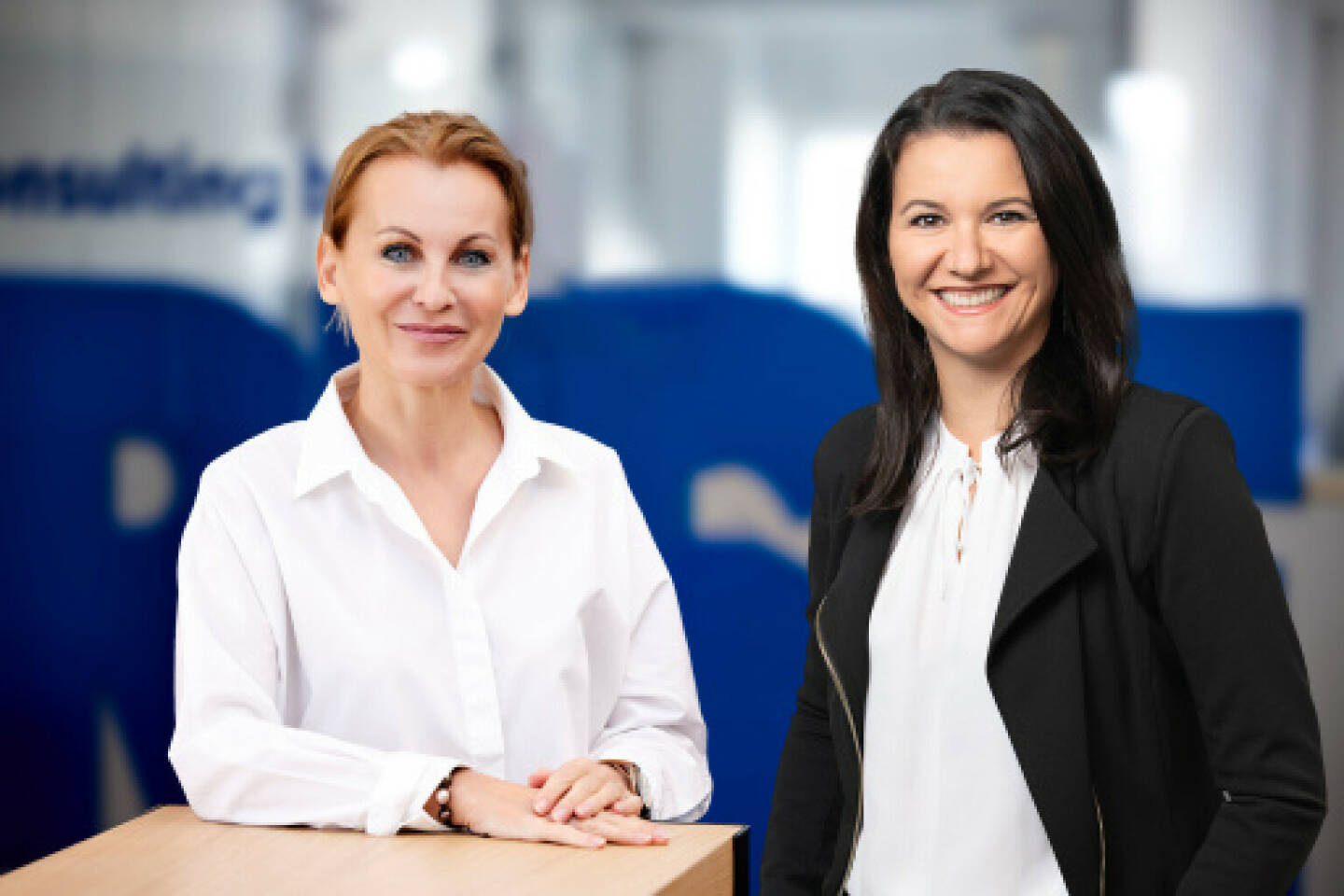 Das neue Geschäftsführerinnen-Duo der COPE Content Performance Group: Eva Maria Kubin (li.) und Marion Stelzer-Zöchbauer (re.) Credit: © stefanjoham.com / COPE
