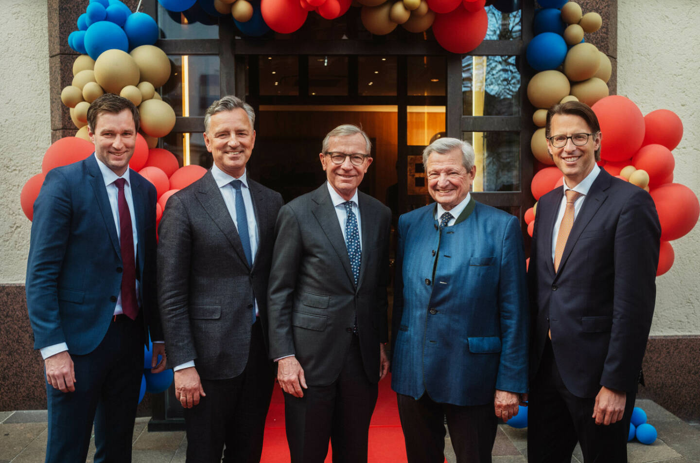 Feierten 100 Jahre Niederlassung des Bankhaus Spängler in Zell am See (v.l.): Regionalleiter Matthias Lassacher, Vorstandssprecher Werner G. Zenz, Landeshauptmann Wilfried Haslauer, Heinrich Spängler und Vorstandsmitglied Nils Kottke. Bildquelle: Bankhaus Spängler