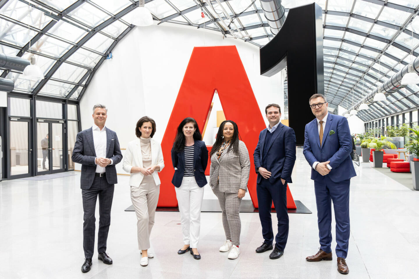 Unter dem Titel „Zero Trust – Warum Unternehmen die Stärkung ihrer Cyber Resilience vorantreiben müssen“ sprach Gastgeber Thomas Arnoldner, CEO A1 Group, mit Klaus Steinmaurer, GF RTR Fachbereich Telekom & Post, Richard Malovic, CEO Whalebone, Isabell Claus, Managing Director & Co-Founder thinkers.ai und Ronke Babajide, Manager Systems Engineering, Fortinet, unter Moderation von Christine Walmüller-Schiller, Leitung Marketing&Kommunikation AIT.  Credit: A1 Telekom Austria