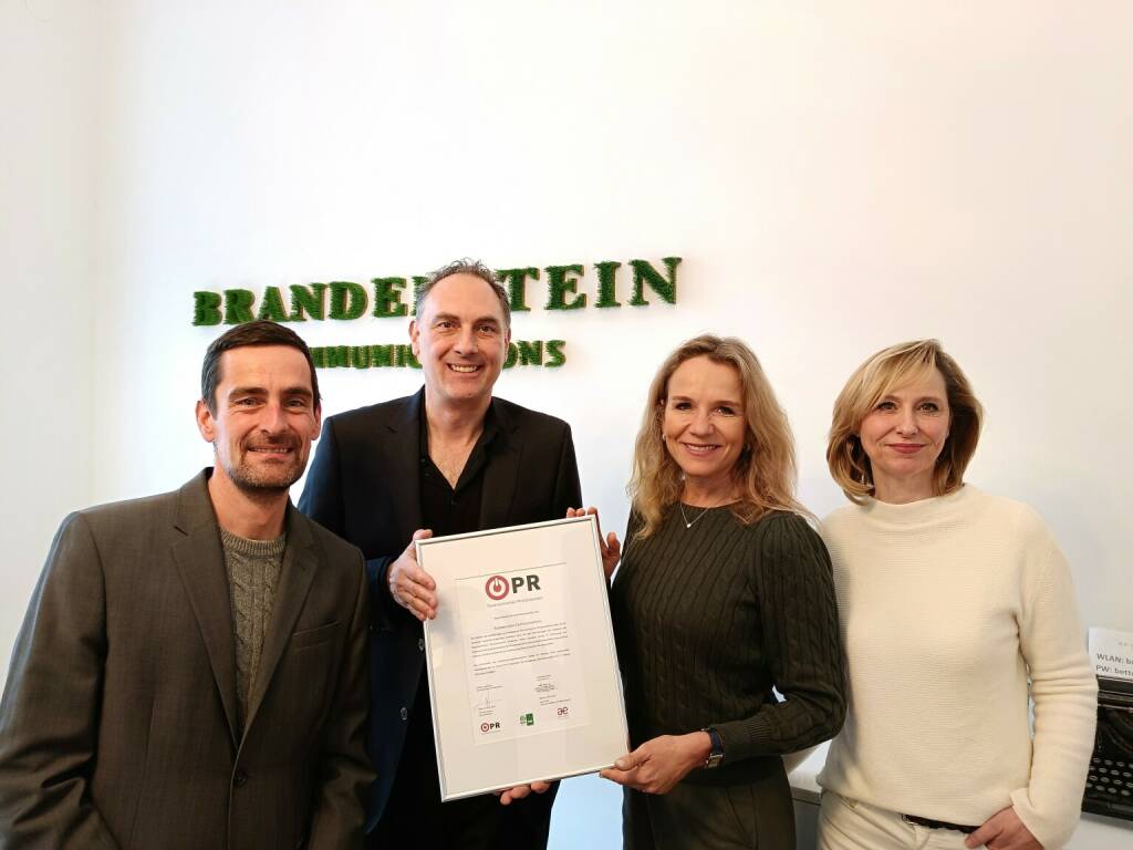 Ausgezeichnet: Brandenstein Communications und Sanofi Österreich sind neue Träger des Österreichischen PR-Gütezeichens, Marco Jäger (Brandenstein Communications), Christian Krpoun (Geschäftsführer Österreichisches PR-Gütezeichen), Christina Brandenstein (Brandenstein Communications) und Mag. Andrea Pfenningbauer (Brandenstein Communications) bei der Zertifikatsübergabe. Credit: Brandenstein Communications, © Aussender (09.05.2023) 