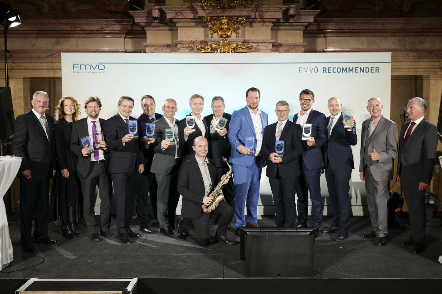 Finanz-Marketing Verband Österreich: FMVÖ-Recommender-Award 2023: „Die Talsohle ist erreicht“, v.l.: Erich Mayer (FMVÖ), Sigrid Spörk (Moderation), Michel Haller (Hypo Vorarlberg), Georg Schneider (GRAWE), Jürgen Hartinger (Kärntner Landesversicherung), Sascha Wetzstein (Wüstenrot Versicherung), Peter Strohmaier (Steiermärkische Sparkasse), Emanuel Toifl (Saxophonist), Georg Schönberger (Allgemeine Sparkasse Oberösterreich), Stefan Mikula (Österreichische Beamtenversicherung), Thomas Harrer (Oberbank), Fabian Stenzel (Erste Bank der österreichischen Sparkassen), Rene Brandstötter (Allianz Elementar), Robert Sobotka (Telemark Marketing), Paul Leitenmüller (Opinion Leaders Network) Fotocredit:FMVÖ/Martin Hörmandinger
