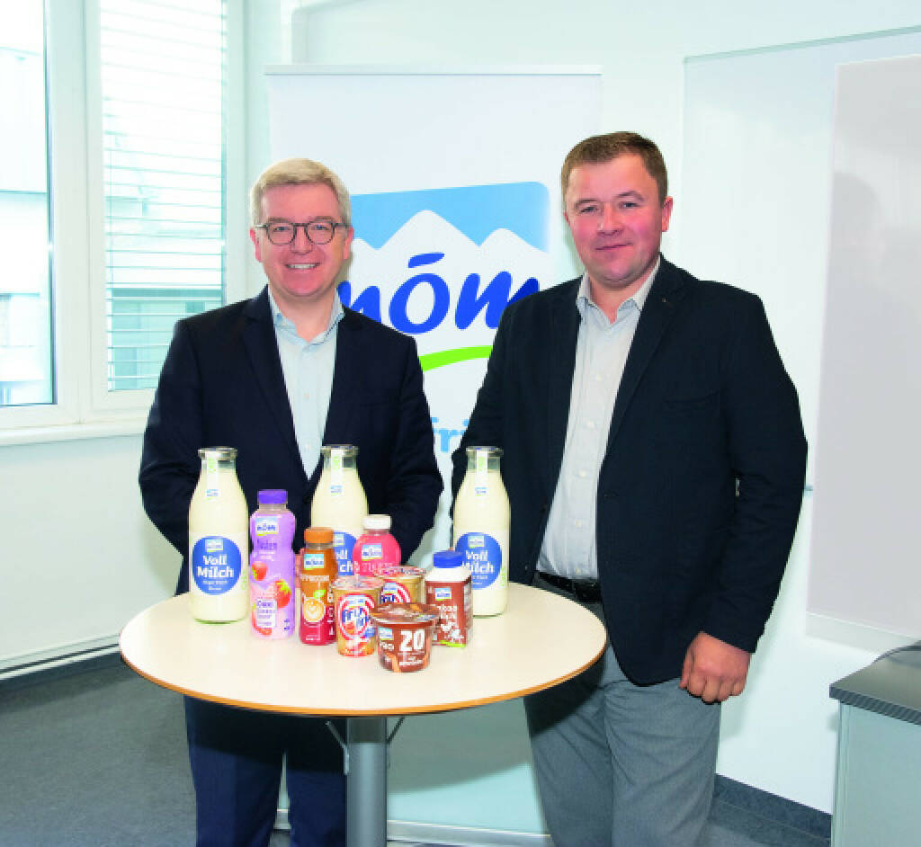 Die Raiffeisen-Holding NÖ-Wien – über die Niederösterreichische Milch Holding GmbH Mehrheitseigentümerin des Molkereiunternehmens NÖM AG mit Sitz in Baden – veräußert 10 % ihrer NÖM-Anteile an die MGN Milchgenossenschaft NÖ. Damit hält die Raiffeisen-Holding NÖ-Wien, Österreichs größte private Beteiligungsholding, zukünftig 65 % der NÖM-Anteile, Niederösterreichs Milchbauern 35 %. Mit diesem Schritt möchten die Eigentümer eine kontinuierliche strategische Weiterentwicklung der NÖM AG sicherstellen. Im Bild: Raiffeisen NÖ-Wien GD Michael Höllerer und MGN Obmann Martin Steiner, Credit: NÖM AG, © Aussendung (17.05.2023) 