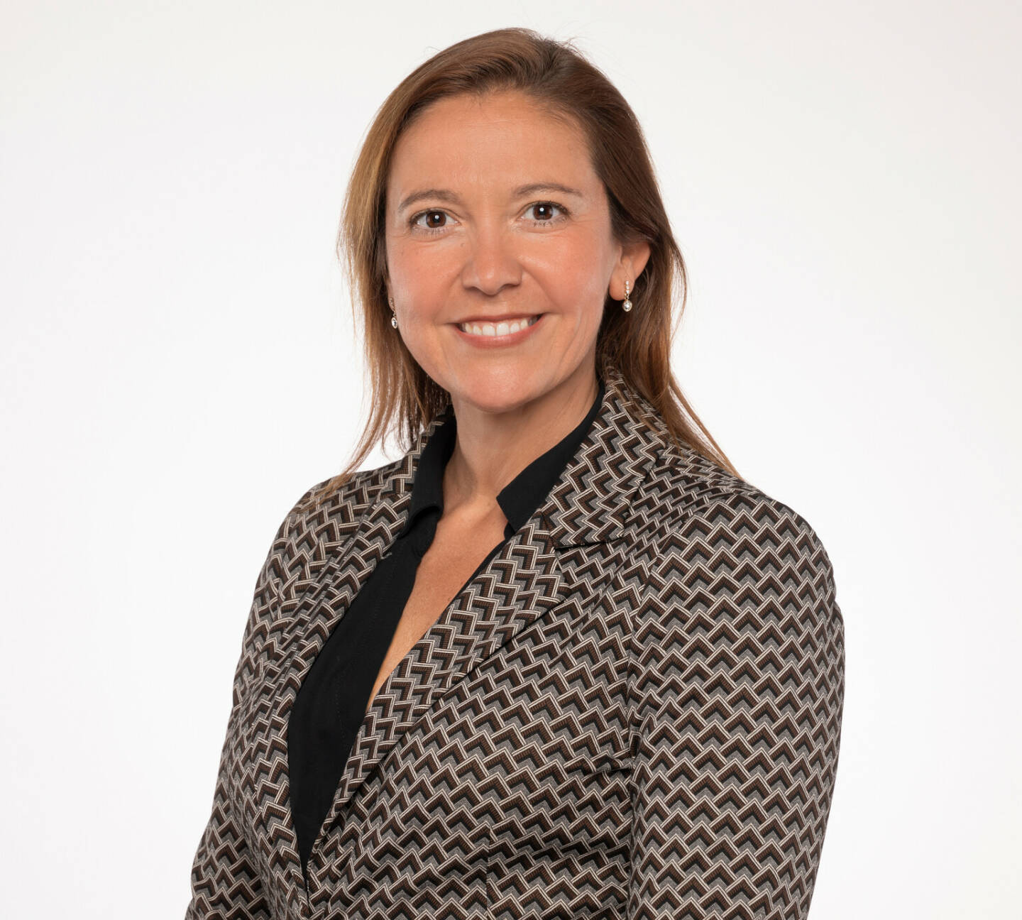 Martina Hirsch, Geschäftsführerin bei s REAL Immobilienvermittlung GmbH zu den Veränderungen am Wiener Immobilienmarkt: Derzeit gibt es interessante Entwicklungen und Chancen am Immobilienmarkt, da die laufenden Erträge wieder spannend werden. Denn die Auswahl an Topimmobilien für Kaufinteressent:innen ist aktuell sehr gut. Die letzten Jahre war es schwierig, Gustostückerl zu bekommen. Zu groß war häufig die Dynamik. Jetzt kann es gelingen. Zusätzlich ist die Ausstattung hinsichtlich Nachhaltigkeit besonders hochwertig. Wer auf Energieeffizienz und Zertifizierung achtet, ist langfristig auf der sicheren Seite. Und besonders interessant: Es gibt wieder gute Lagen. Fotocredit:©Fotostudio Huger