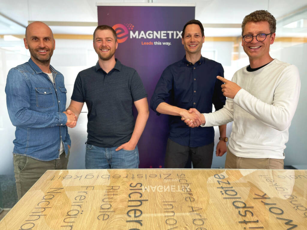 eMAGNETIX Online Marketing GmbH: Zwei kommen, zwei gehen: Neue Geschäftsführung bei eMAGNETIX, Nach 15 Jahren übergeben Thomas Fleischanderl (rechts außen) und Klaus Hochreiter (links außen) die Geschäftsführung von eMAGNETIX an Andreas Gärtner (2.v.r.) und Stefan Mitmansgruber (2.v.l.). Credit: eMAGNETIX , © Aussender (23.05.2023) 