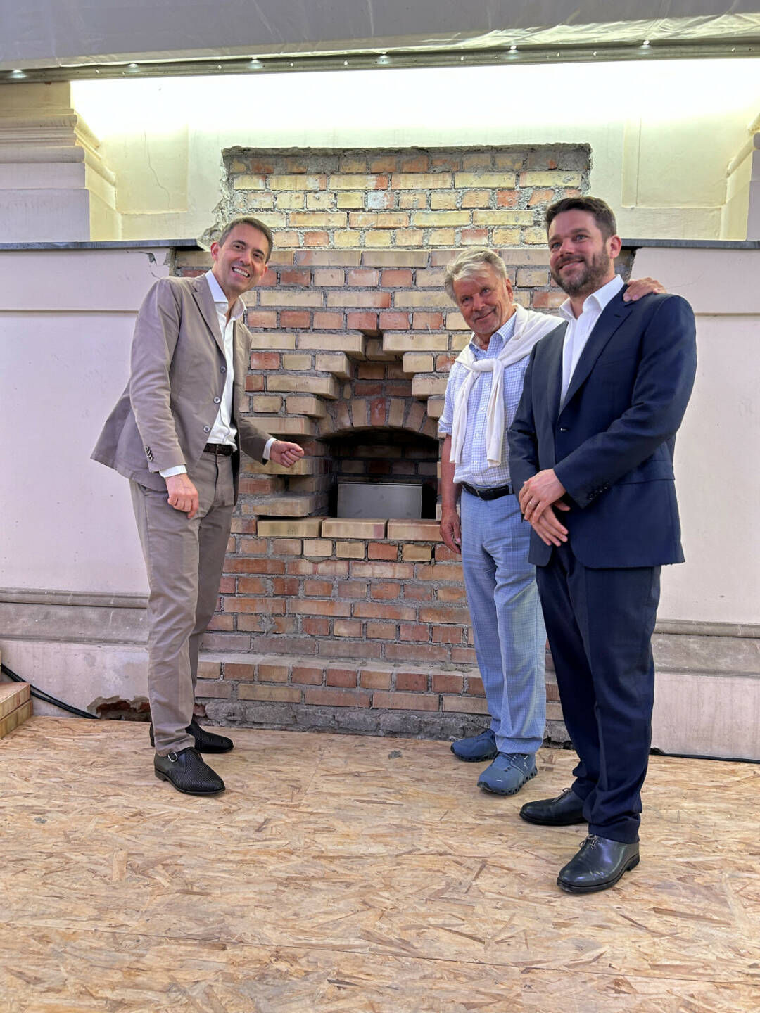 Strabag und Wiener Staatsoper legen den Grundstein für den Französischen Saal im Künstlerhaus, Grundsteinlegung und Einbringung der Zeitkapsel durch Bogdan Roščić, Hans Peter Haselsteiner und Klemens Haselsteiner, Credit: Strabag/Atha Athanasiadis