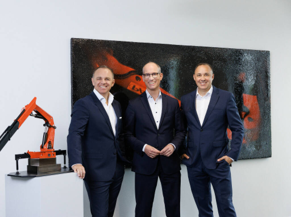 Neuer COO bei Palfinger: Im Bild (v.l.n.r.) Hubert Palfinger, Aufsichtsratsvorsitzender PALFINGER AG; Alexander Susanek, COO PALFINGER AG; Hannes Palfinger, zweiter stellvertretender Aufsichtsratsvorsitzender PALFINGER AG; Credit: PALFINGER/Peter Rigaud, © Aussender (31.05.2023) 