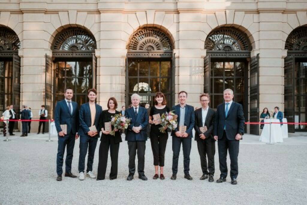 Sechs Journalisten mit dem LGT Medienpreis ausgezeichnet: v.l.n.r Jakob Zirm (Die Presse), David Freudenthaler (Die Presse), Jeannine Hierländer (Die Presse), S.D. Prinz Philipp von und zu Liechtenstein, Susanne Bickel (Die Presse), Aloysius Widmann (Die Presse), Matthias Auer (Die Presse), Meinhard Platzer (CEO, LGT Bank Österreich) Credit: Nadine Studeny, © Aussendung (01.06.2023)