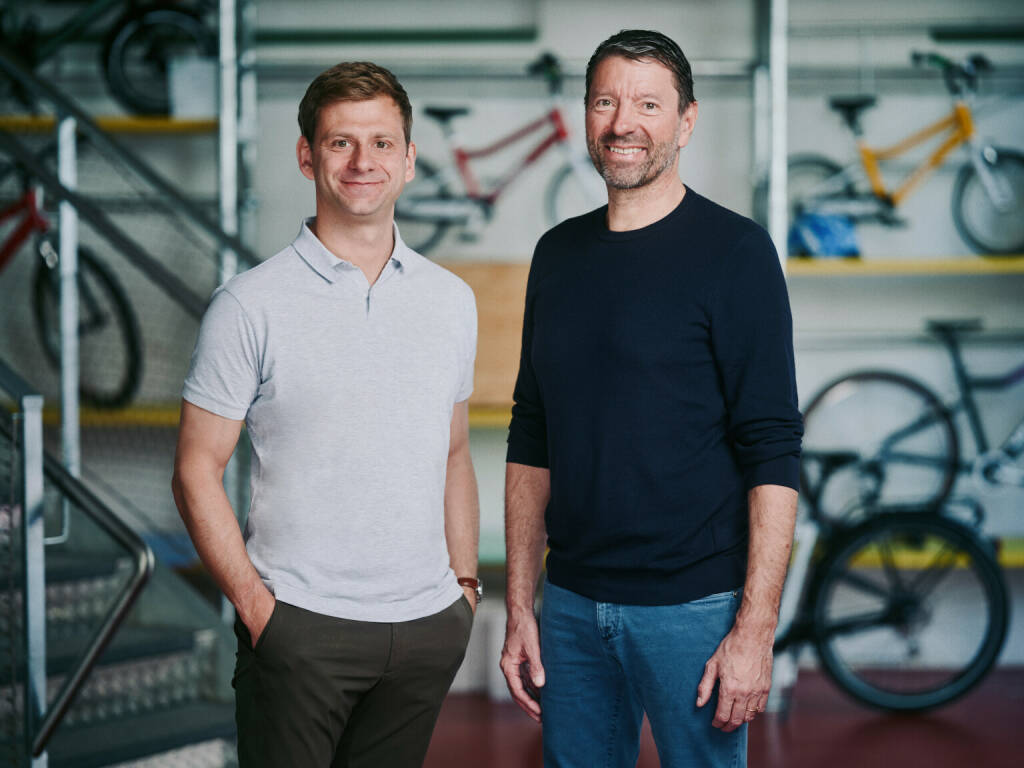 Kasper Rørsted, viele Jahre CEO bei adidas und Henkel, ist ab sofort Chairman des Advisory Boards beim Kinder- und Jugendfahrradhersteller woom; im Bild: woom CEO Paul Fattinger und Kasper Rørsted, Fotocredit:woom GmbH/Felix Vratny, © Aussender (06.06.2023) 