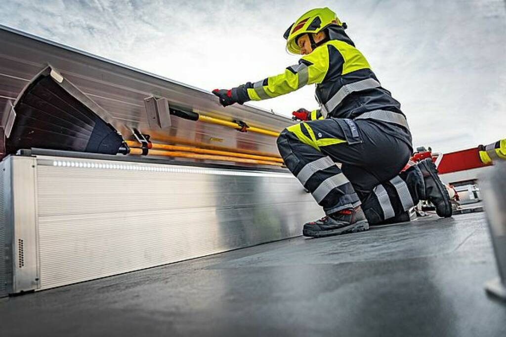 Rosenbauer präsentiert einen neuen Waldbrand-Schutzanzug. Mit dem Garos G10 bringt Rosenbauer seinen bislang leichtesten Schutzanzug auf den Markt. Foto: Rosenbauer, © Aussender (19.06.2023) 