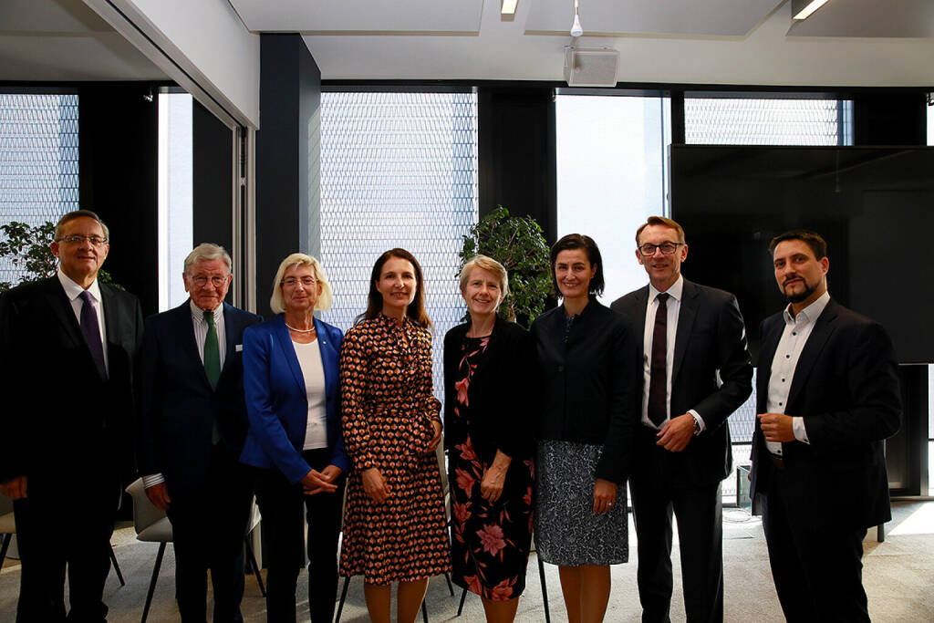 PWC-EVENT
Hochkarätiges Podium mit Expert:innen aus Wirtschaft und Wissenschaft diskutierte im Wiener DC Tower über die ESG-Transformation aus der Sicht des Aufsichtsrates Foto (v. li.): Günther Ofner, Willi Schoppen, Elisabeth Stadler, Elisabeth Krainer Senger-Weiss, Susanne Kalss, Birgit Noggler, Rudolf Krickl,  Philipp Gaggl Copyright: G. Langegger (20.06.2023) 