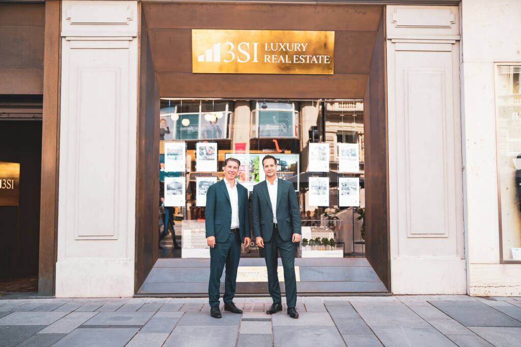 3SI Immogroup eröffnet exklusiven Showroom am Graben, Michael Schmidt (GF 3SI Immogroup) und Gerhard Klein (GF 3SI Makler) vor dem nun eröffneten 3SI Luxury Real Estate-Showroom am Graben 12, 1010 Wien. (v.l.n.r.) Fotocredit:© 3SI Immogroup | Hannes Winkler (23.06.2023) 