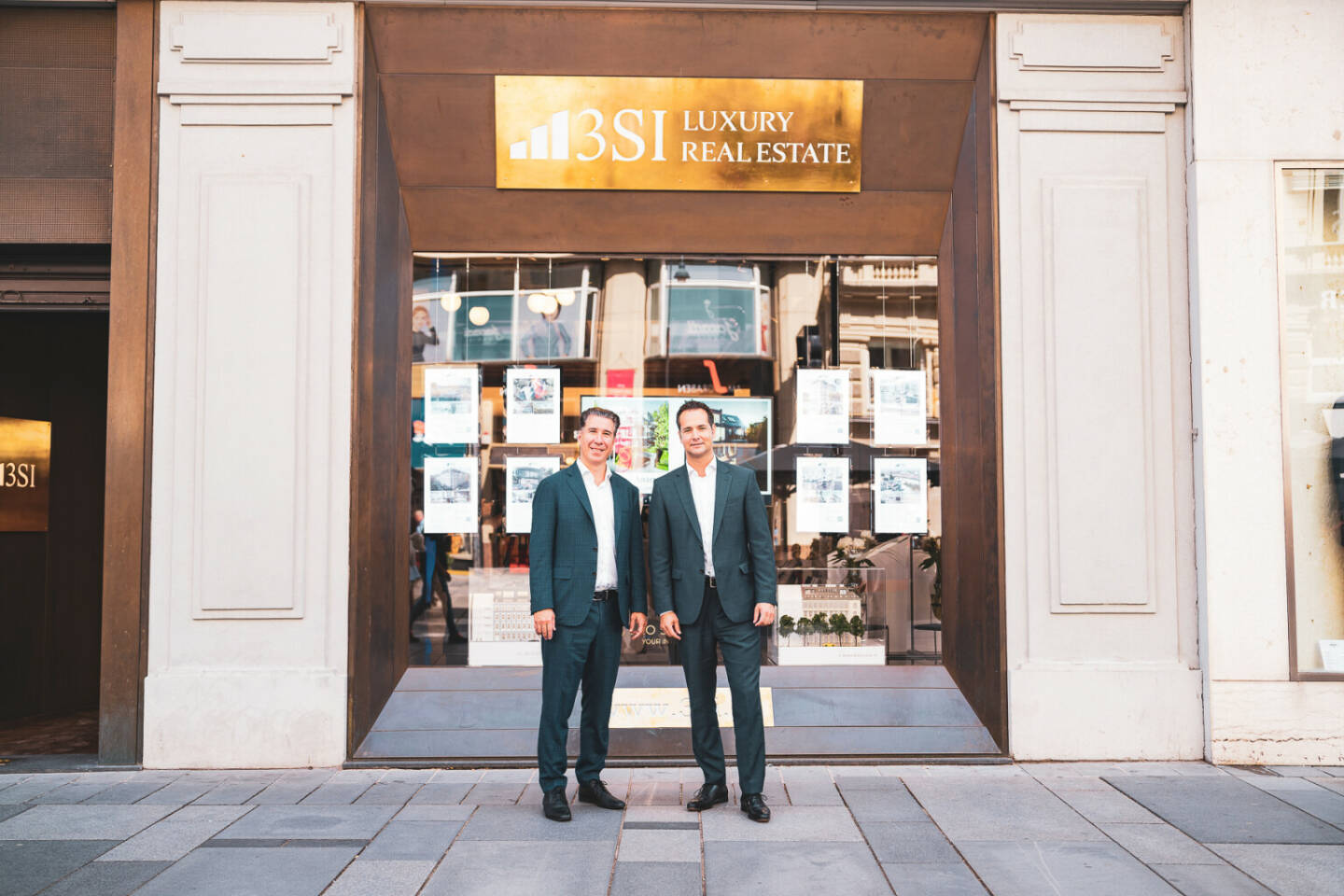 3SI Immogroup eröffnet exklusiven Showroom am Graben, Michael Schmidt (GF 3SI Immogroup) und Gerhard Klein (GF 3SI Makler) vor dem nun eröffneten 3SI Luxury Real Estate-Showroom am Graben 12, 1010 Wien. (v.l.n.r.) Fotocredit:© 3SI Immogroup | Hannes Winkler