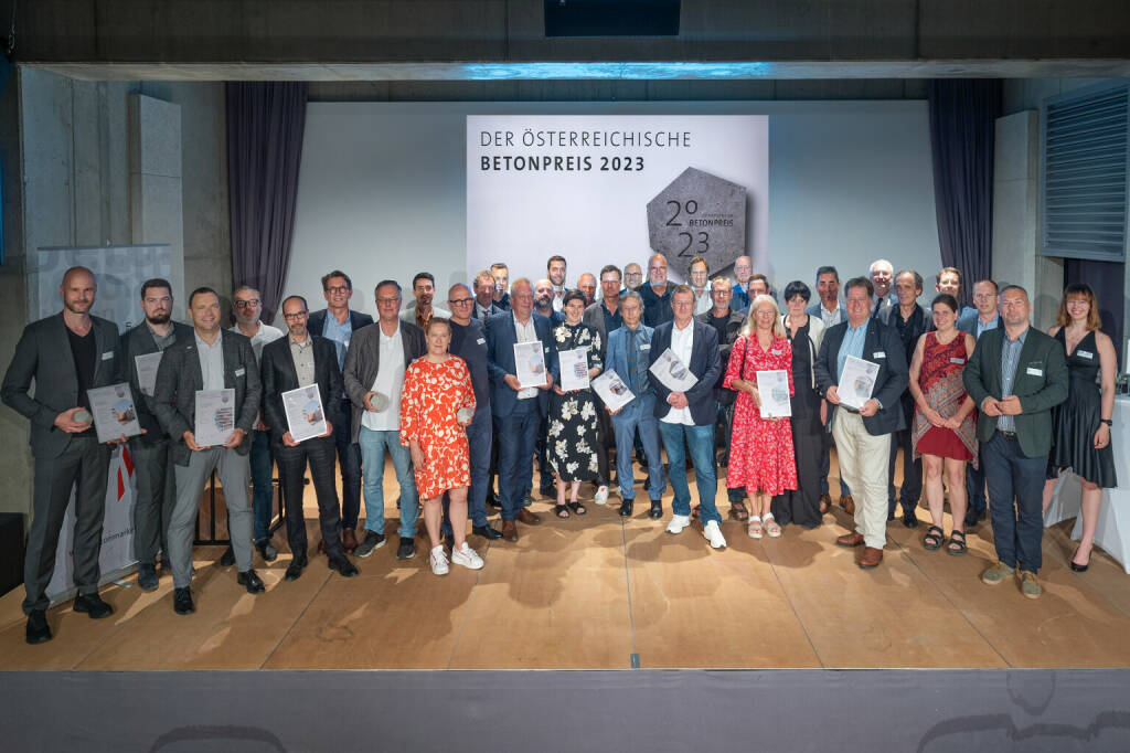 Beton Dialog Österreich: Erster Österreichischer Betonpreis verliehen: Nachhaltigkeit im Fokus der prämierten Projekte, Feierliche Preisverleihung: Anton Glasmaier, Vorstandsvorsitzender Beton Dialog Österreich, BDÖ, und Juryvorsitzender Daniel Fügenschuh, Präsident Bundeskammer Ziviltechniker:innen, mit den Siegern und Anerkennungen des Österreichischen Betonpreises 2023 Foto: Stefan Seelig, © Aussendung (23.06.2023)