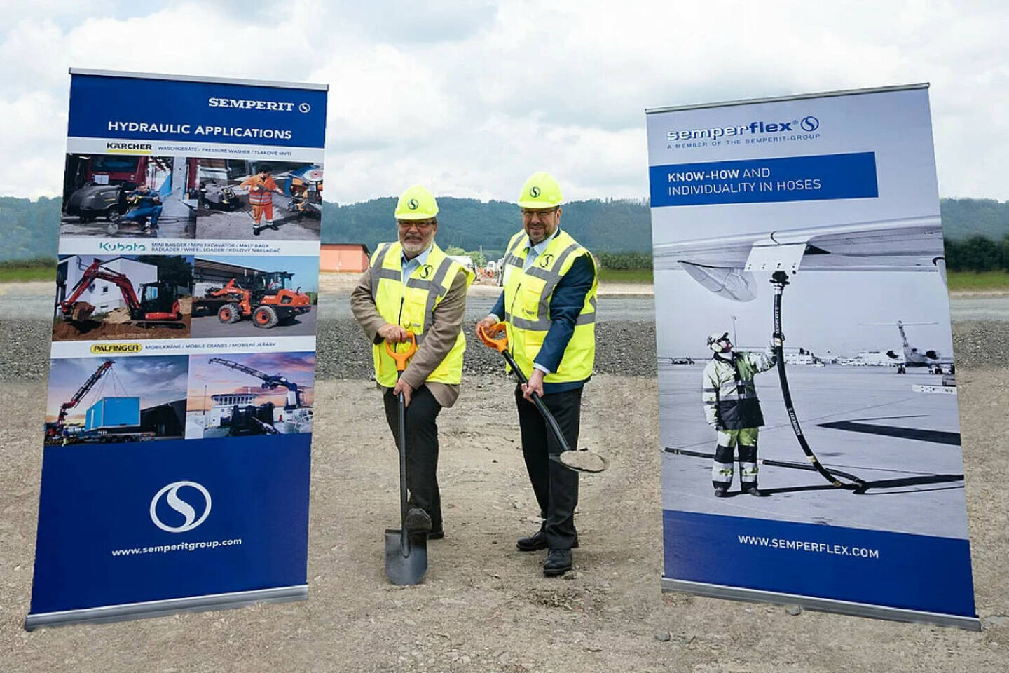 Michael Adelbauer, Director Operations Semperflex, Semperit Group (links), Daniel Pazdirek, site manager of the Semperit plant I Odry, Semperit Group. Foto: Semperit