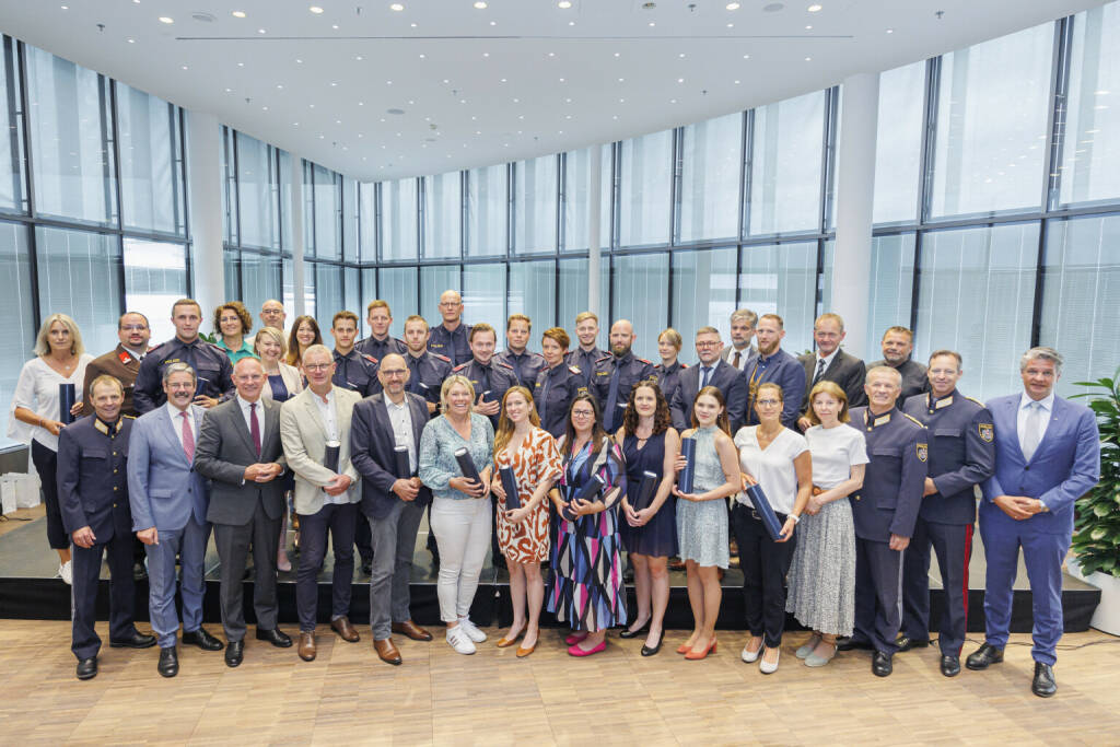 Raiffeisenlandesbank NÖ-Wien AG: Sicherheitsverdienstpreise für Niederösterreich: Auszeichnungen für den Einsatz von Polizei und Privatpersonen, 38 Preisträger:innen – 33 Polizist:innen sowie fünf Zivilpersonen – wurden für ihre Courage ausgezeichnet. Foto: Roland Rudolph, © Aussendung (27.06.2023)