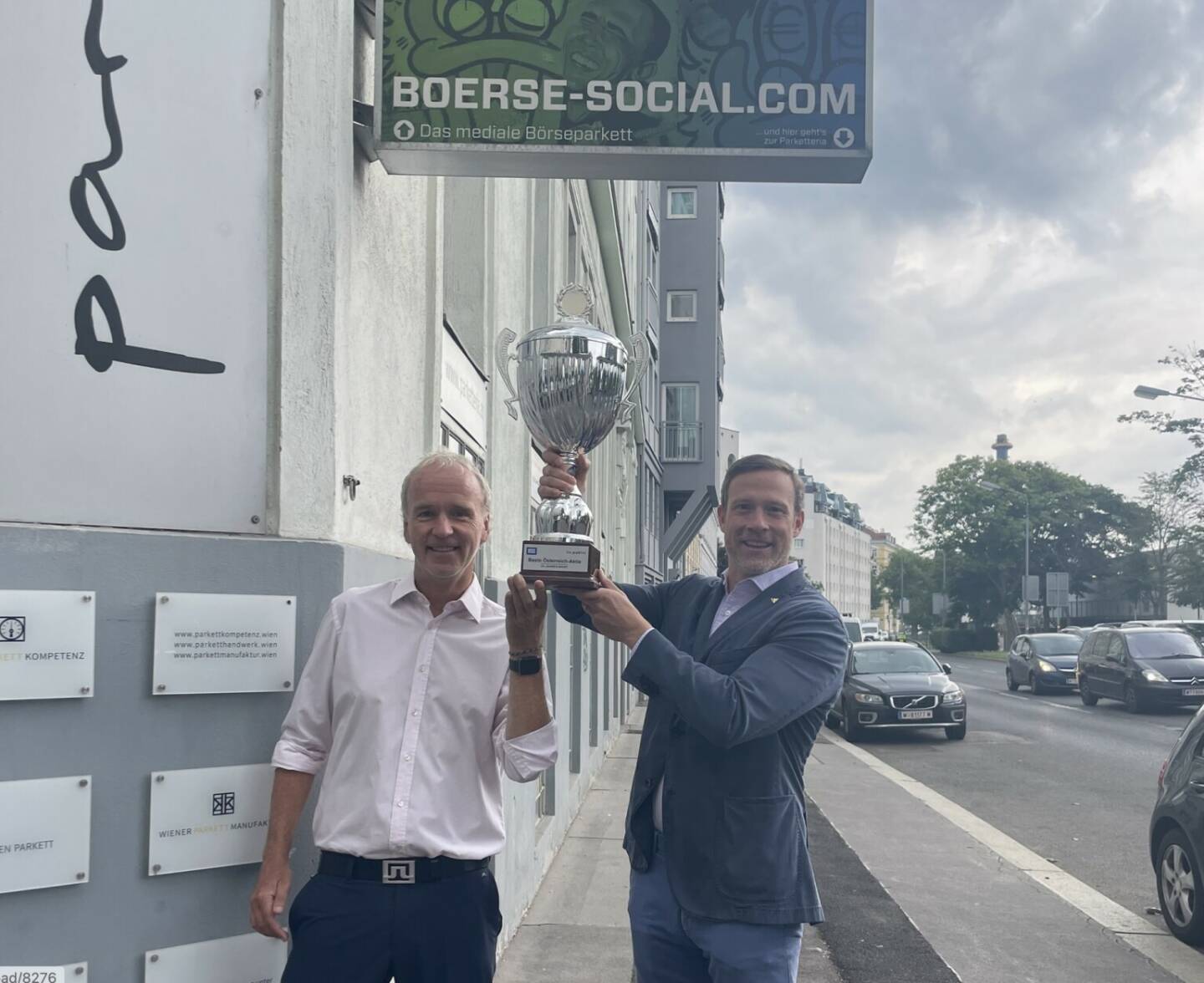 Do&Co: Gottfried Neumeister mit Christian Drastil (lil) und dem Wanderpokal für die Beste ATX Jahre in der 25-Jahre-Sicht, gleich zum 25er am 30.6.2023 den Nr.1-Spot erobert