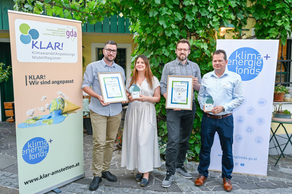 Klima- und Energiefonds: Alexander Wimmer ist KLAR!-Manager des Jahres 2023, (v.l.n.r.): Alexander Wimmer (KLAR!-Manager des Jahres 2023; KLAR! Südliches Weinviertel), Marie-Christine Hopfgartner (BMK), Christian Hütter (KLAR! Weiz-Gleisdorf) und Gernot Wörther (stv. Geschäftsführer Klima- und Energiefonds) Fotocredit:Klima- und Energiefonds/APA-Fotoservice/Haslinger, © Aussendung (30.06.2023)
