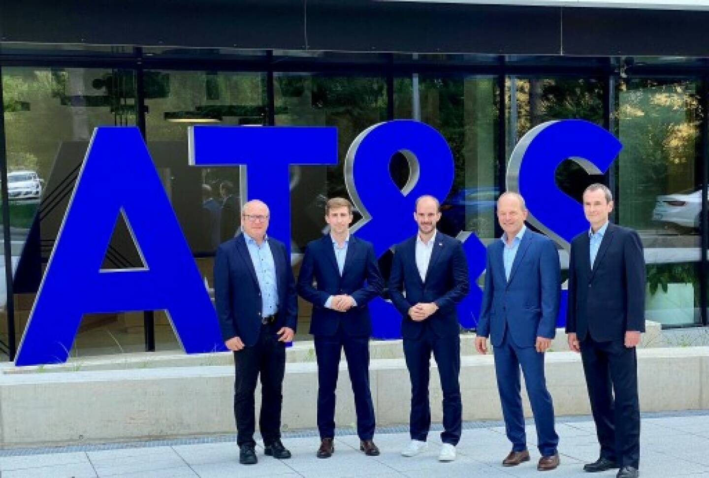 Staatssekretär Tursky besucht AT&S: Von links: Hannes Voraberger (Vice President Corporate R&D, AT&S), Matthias Pirs (Director Corporate Affairs, AT&S), Florian Tursky (Staatssekret�r f�r Digitalisierung und Telekommunikation im Finanzministerium), Andreas Gerstenmayer (CEO AT&S), Peter Griehsnig (CTO AT&S), Fotocredit:ATS/Braunrath