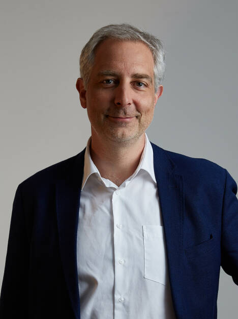 Scholz & Friends Wien zeigt mit der BrandAsset® Valuator Studie 2023, wie sich die anhaltend unsicheren Zeiten auf die Markenlandschaft in Österreich auswirken. So sagen 42 Prozent der 12.500 befragten Österreicher:innen aus, dass es ihnen 2023 finanziell schlechter geht als im Vorjahr – ein bis dato neuer Rekordwert. Sebastian Bayer, CEO Scholz & Friends Wien; Fotocredit: Yannik Steer, © Aussender (20.07.2023) 