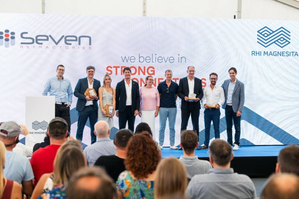 RHI Magnesita: RHI Magnesita baut globales Netzwerk aus: Akquisition von Seven Refractories abgeschlossen, im Bild: Senior Management von RHI Magnesita und Seven Refractories bei der offiziellen Zeremonie im Seven Refractories Werk in Divača, Slowenien. Fotocredit:Rok Mlinar & Robi Valenti, © Aussendung (21.07.2023) 