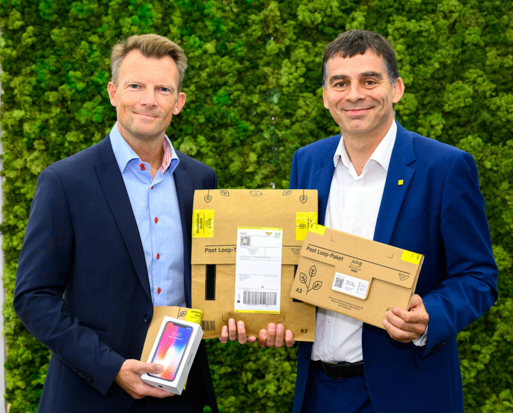 Österreichische Post AG: Post Loop: Österreichische Post startet wiederverwendbare Verpackungen als Regelservice - Drei Österreich als erster Kunde, Von Links: Günter Lischka, CCO bei Drei, und Peter Umundum, Vorstandsdirektor für Paket & Logistik, Österreichische Post AG Credit: Österreichische Post, © Aussender (21.07.2023) 