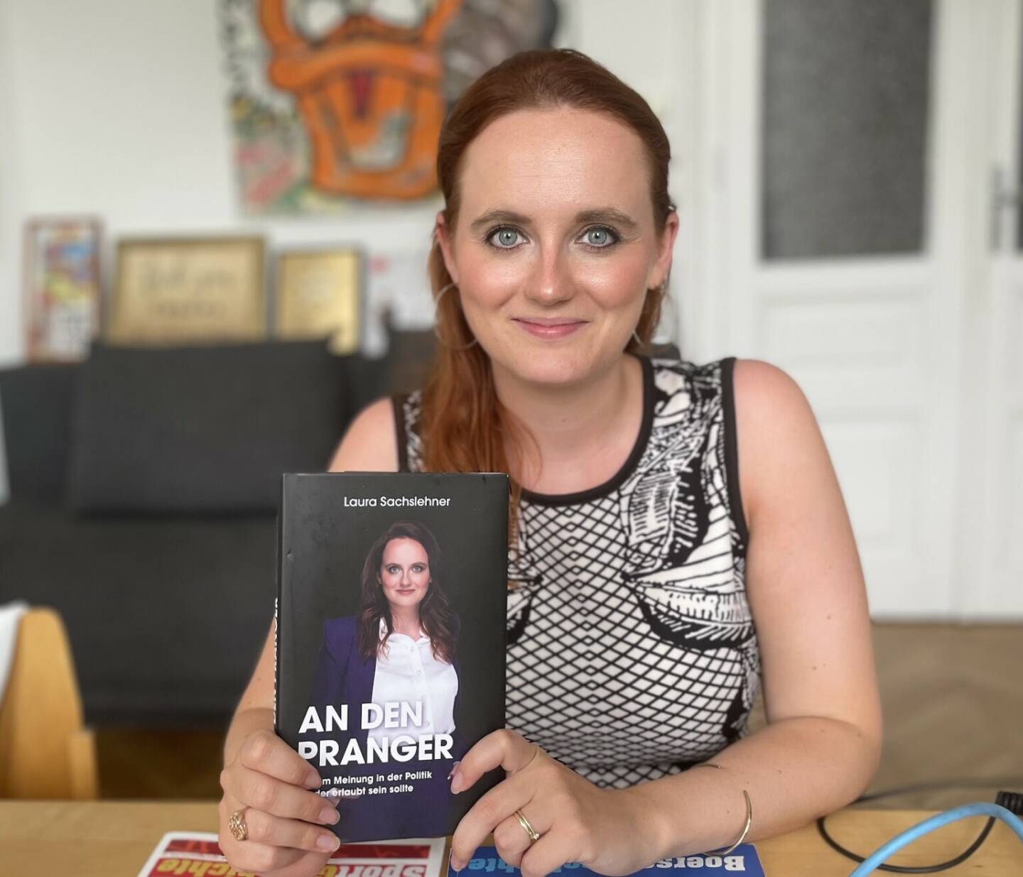 Laura Sachslehner mit ihrem Buch An den Pranger für http://www.audio-cd.at/buch am 28.7.