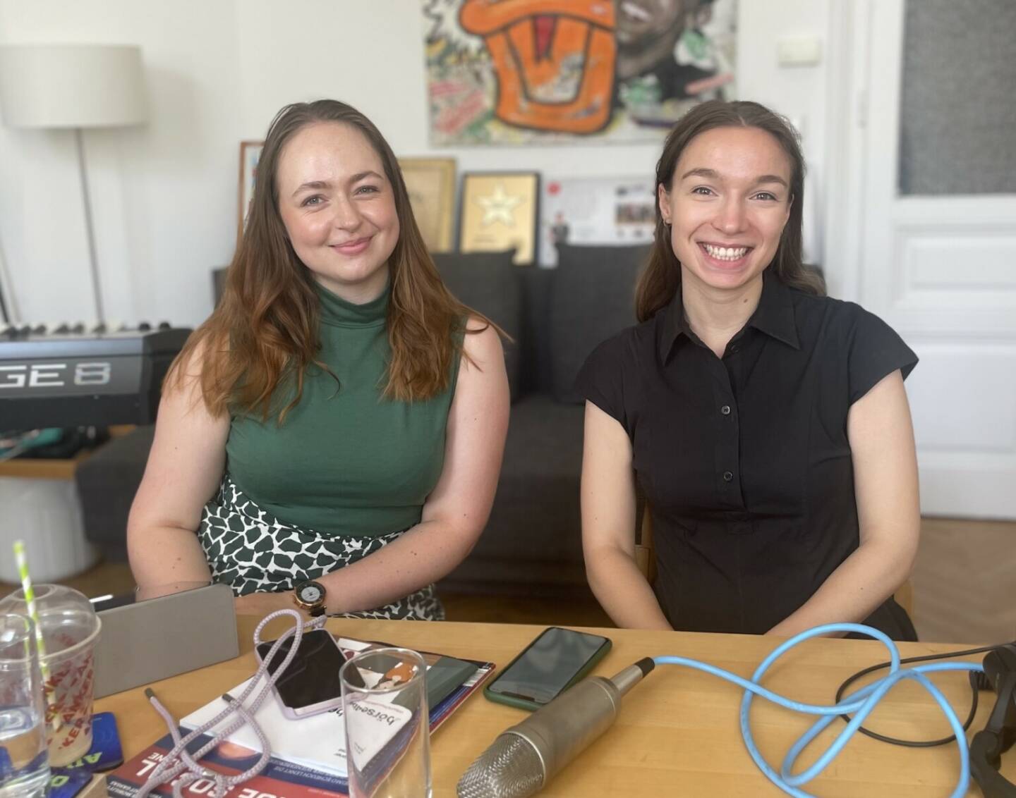 Alina Steiner , Social Media Managerin der Neos, und Sophie Wotschke, Bundesvorsitzende der Junos, Gast