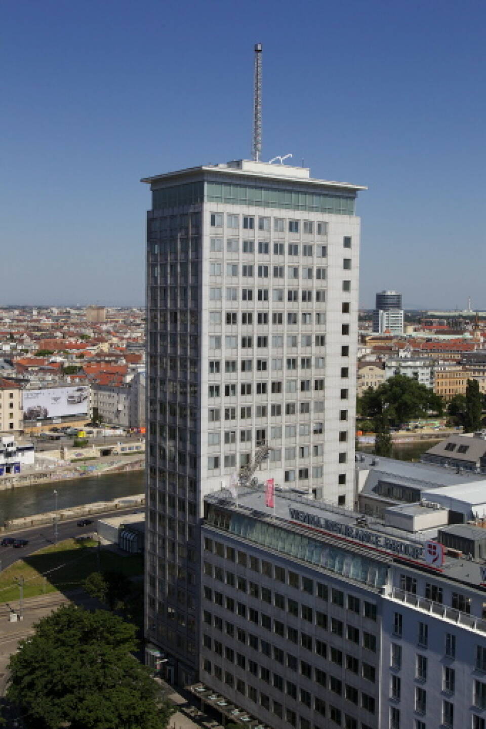 Ringturm mit Donaukanal: Die Vienna Insurance Group (VIG) und die Wiener Städtische Versicherung haben für den Ringturm die EU-Taxonomie-Verifikation der Österreichischen Gesellschaft für Nachhaltige Immobilienwirtschaft (ÖGNI) erhalten,  Credit: Robert Newald