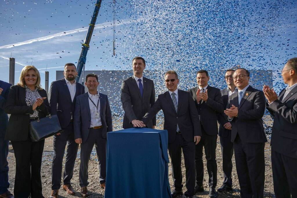 Verdreifachung der Fertigungsfläche: Spatenstich für Werksausbau in Kroatien: Sanja Borovec (Mayor of Municipality Jakovlje), Edvin Brčić (COO Croatia), Kurt Pieringer (VP Operations), Davor Filipović (Minister of Economy and Sustainable Development of the Republic of Croatia), Andreas Ockel (COO FACC), Ervin Kolarec (Deputy Head Zagreb County), Matija Ferić (CFO Croatia), Qi Qianjin (Chinese Ambassador in Croatia), Zhen Pang (CCO FACC) © FACC / Luka Cerovina, © Aussender (23.10.2023) 