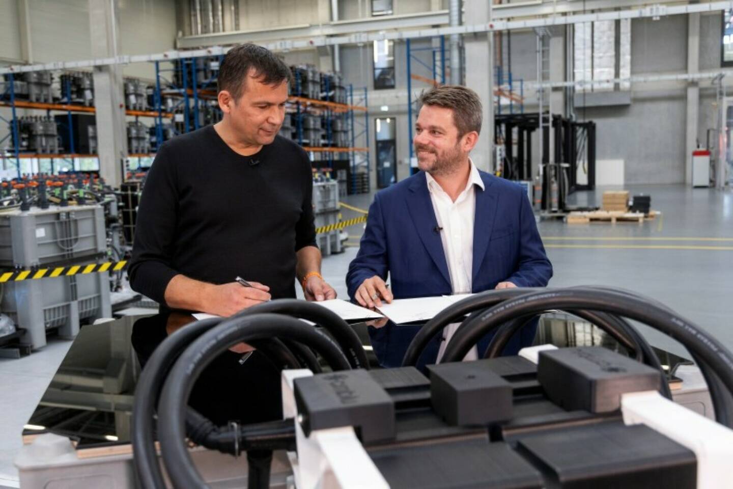 STRABAG beteiligt sich mit € 100 Mio. an Batteriespeicherhersteller CMBlu Energy: CEO und Gründer der CMBlu Energy, Peter Geigle, und der Vorstandsvorsitzende der STRABAG, Klemens Haselsteiner, bei der Unterzeichnung der strategischen Partnerschaft beider Unternehmen; Bildnachweis: Sascha Rheker