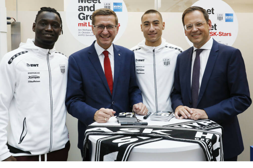 Der Vorstand der HYPO Oberösterreich lud zum bereits traditionellen Vernetzungs-Empfang, im Bild: LASK-Spieler Marin Ljubicic und Ebrima Darboe mit Wirtschaftslandesrat Markus Achleitner und Hypo OÖ-CEO Klaus Kumpfmüller Foto: HYPO OÖ / Cityfoto, © Aussendung (31.10.2023) 