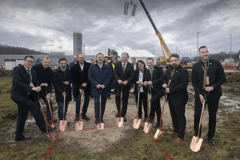 ASTA-Gruppe setzt Expansionskurs fort - Baustart des insgesamt sechsten Werks in Bosnien und Herzegowina; V.l.n.r.: Suad Rošić, Assistentin des Bürgermeisters; Admir Pjanić, Sekretär der Stadtverwaltung; Rifet Hozanović, Vorsitzender des Stadtrats; Ismet Đuzelić, Assistent des Bürgermeisters in der Abteilung für Finanzen, Rechnungswesen und Schatzamt; Nermin Ogrešević, Bürgermeister; Dr. Karl Schäcke, Chief Executive Officer ASTA-Gruppe; Daniela Klauser, Chief Finance Officer ASTA-Gruppe; Dr. Thomas Vogl, Managing Director ASTA Europa; Patrick Green, Vizepräsident Finanzen ASTA Europa; Edin Karasalihović, Betriebskoordinator ASTA Europa, Credit: ASTA Gruppe , © Aussender (19.12.2023) 