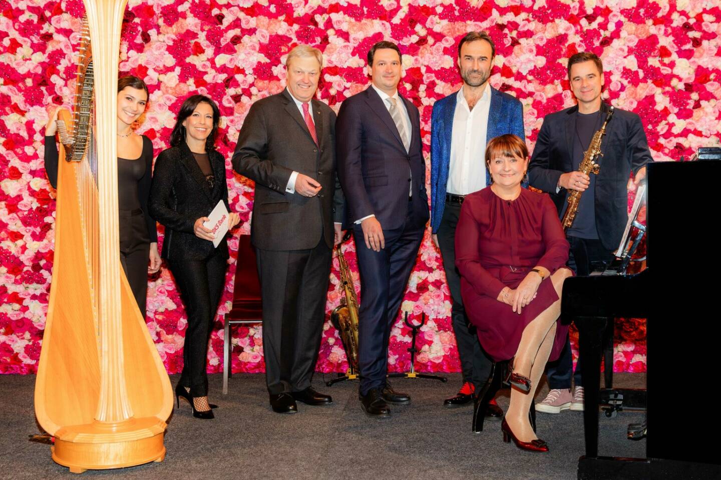 BKS Bank Neujahrsempfang 2024: im Bild v.li. Harfenistin Hannah Senfter, Moderatorin Ute Pichler, BKS Bank-Vorstandsmitglied Nikolaus Juhász, BKS Bank-Vorstandsmitglied Dietmar Böckmann, Jazzmusiker Tonč Feinig, Saxophonist Edgar Unterkirchner, BKS Bank-Vorstandsvorsitzende Herta Stockbauer. (c)Marion Carniel.jpg