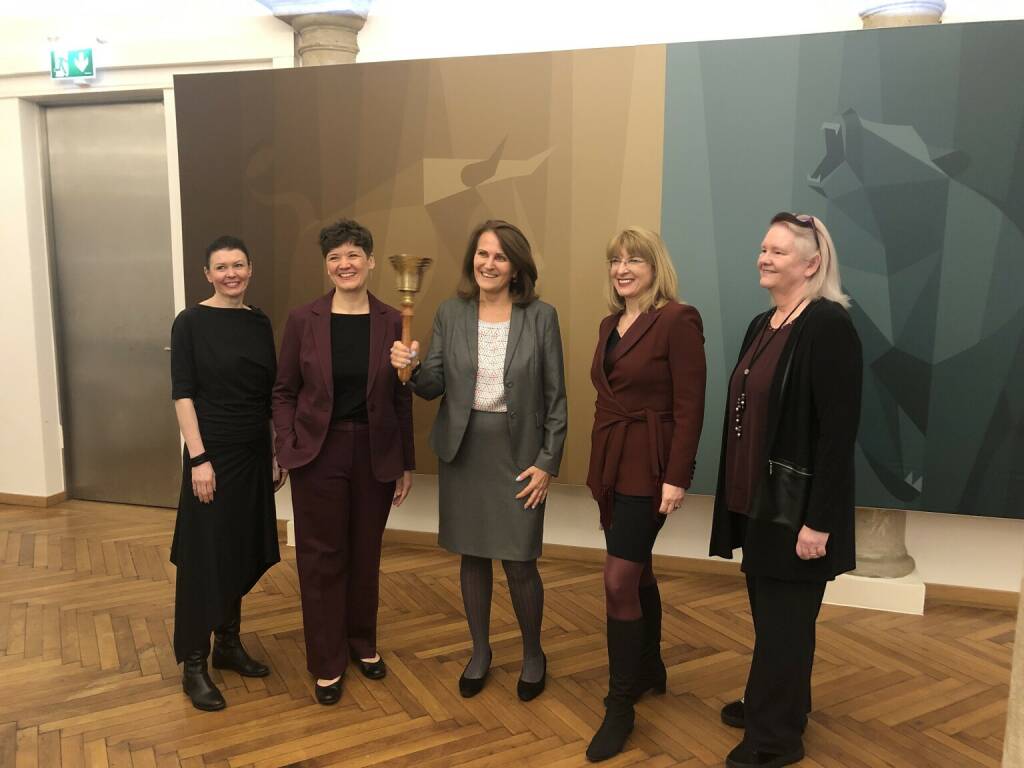 Ring the Bell for Gender Equality hieß es am 8. März, dem Internationalen Frauentag, wieder an der Wiener Börse. V.li. Monika Kovarova-Simecek (FH St. Pölten), Lena Gugenberger (Three Coins GmbH), Andrea Herrmann (Vorständin Wiener Börse), Bettina Fuhrmann (Director of the Institute for Business Education – Institutsvorständin) und Susanne Spangl (Zentrum für Entrepreneurship Education & wertebasierte Wirtschaftsdidaktik, Kirchliche Pädagogische Hochschule Wien/Krems). Foto: Börse Social Network (08.03.2024) 